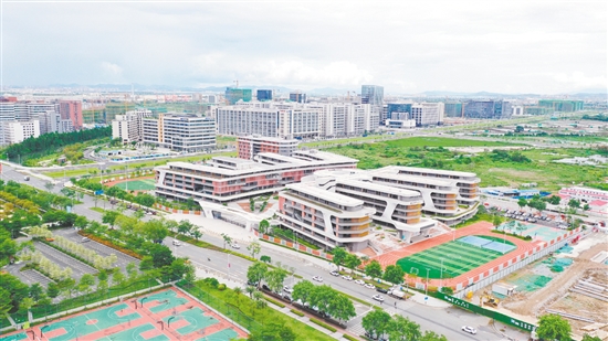 江海區(qū)景賢實(shí)驗(yàn)學(xué)校建筑融入“諾亞方舟”“星空之眼”等元素，科技感十足。