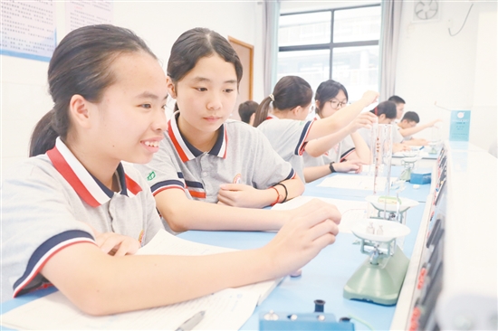 學(xué)生在實(shí)驗(yàn)室進(jìn)行物理實(shí)驗(yàn)。