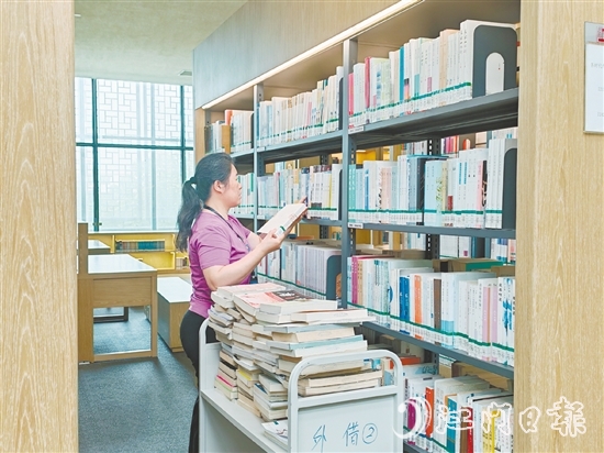 圖書管理員正在上架書籍。