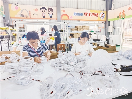 鶴山市“零工市場”以手工作坊為平臺，對接不同類型的制造業(yè)企業(yè)，引入多個種類的手工產(chǎn)品項目。