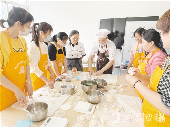 興業(yè)社區(qū)“就業(yè)驛站”選取廣式點心烹飪等熱門就業(yè)技能作為培訓(xùn)課程內(nèi)容，助力群眾提升就業(yè)競爭力。
