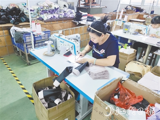 桃源鎮(zhèn)“就業(yè)驛站”聯(lián)合傘篷龍頭企業(yè)開設(shè)“媽媽崗”。