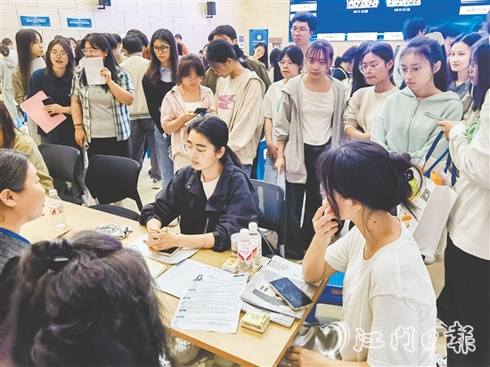 恩平市人社局組織企業(yè)走進(jìn)高校舉辦專場(chǎng)招聘會(huì)。