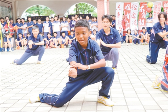 五邑碧桂園中英文學(xué)校的學(xué)弟學(xué)妹自編“中考加油武術(shù)操”，為學(xué)長(zhǎng)學(xué)姐加油。
