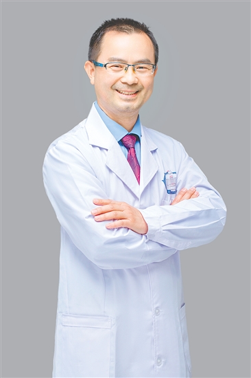 人物檔案：李國泉，皮膚科主任，主任醫(yī)師，從業(yè)31年，黨齡30年。