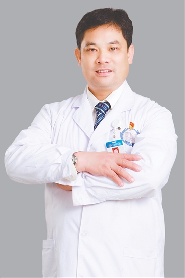人物檔案：徐裕海，康復(fù)醫(yī)學科專科主任，理療副主任技師，從業(yè)31年，黨齡27年。
