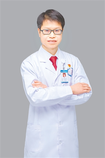 人物檔案：潘月帆，骨科（二區(qū)）主任，從業(yè)20年，黨齡21年。