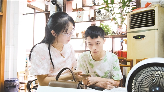 老師輔導盧梓俊填報志愿。