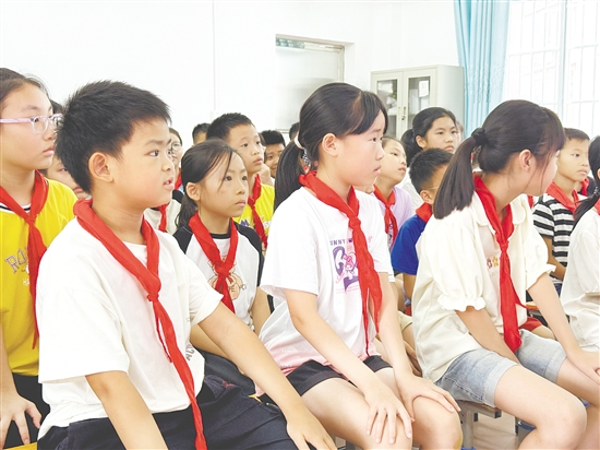 臺(tái)下學(xué)生一邊認(rèn)真觀察舞臺(tái)上的同伴，一邊在腦海中快速組織語(yǔ)言，記錄他們看到的每一個(gè)神態(tài)與細(xì)節(jié)。