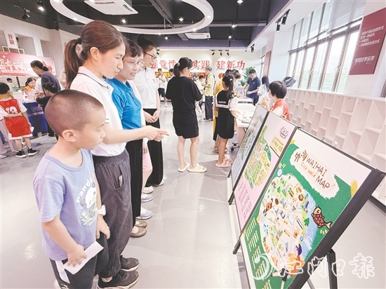 群眾在政策咨詢區(qū)查看江海區(qū)“15分鐘生活便利圈”地圖。
