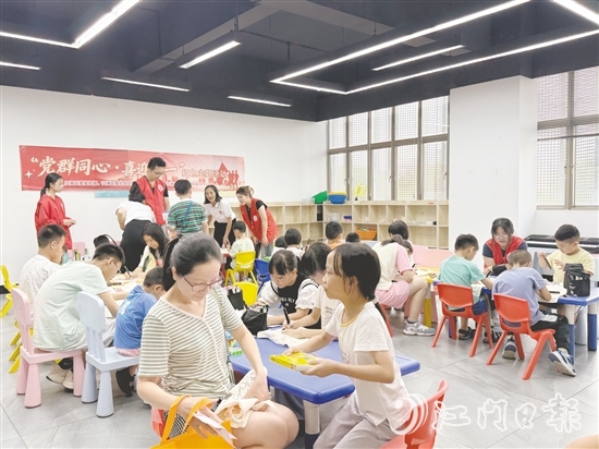 在“紅星閃耀”創(chuàng)意手作營中，親子家庭創(chuàng)作紅色主題帆布袋。