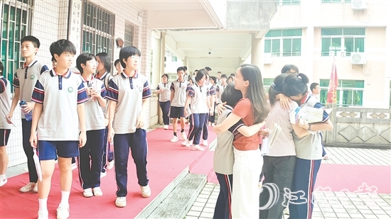 考試結(jié)束，考生們與教師、同學(xué)擊掌、擁抱、合影。
