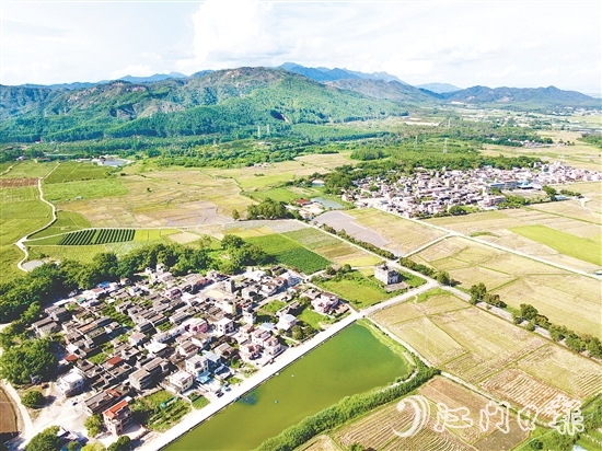 斗山鎮(zhèn)田稠村以“產(chǎn)業(yè)筑基、生態(tài)賦能、治理創(chuàng)新”的組合拳，推動(dòng)鄉(xiāng)村顏值與經(jīng)濟(jì)價(jià)值雙提升，走出“產(chǎn)業(yè)興、生態(tài)美、百姓富”的振興之路。
