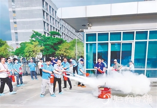 職工踴躍學(xué)習(xí)如何使用滅火器。