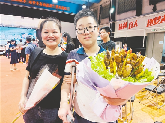 中考結(jié)束后，五邑碧桂園中英文學(xué)校家長為“吃貨”兒子送上了特別的“燒烤花”。