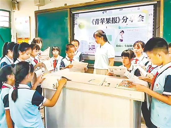 老師與同學(xué)們一起賞析《青蘋果》上刊登的優(yōu)秀作文。