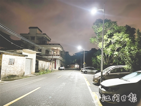 如今的河山村進村路兩旁路燈明亮，村民夜間出行更安心。