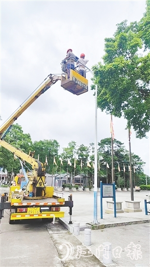 施工人員對道路兩旁路燈進行維修、更換。