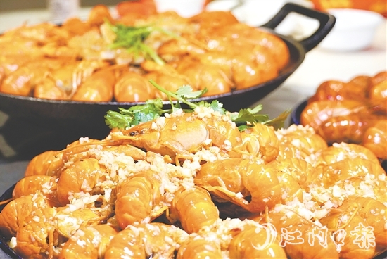 藍(lán)龍蝦肉質(zhì)豐腴鮮甜，烹飪方式多種多樣。