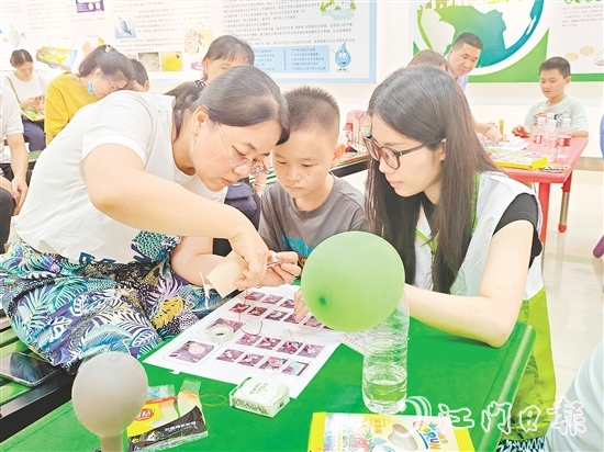 在志愿者講師的引導(dǎo)下，市民群眾通過(guò)小實(shí)驗(yàn)了解綠色低碳相關(guān)知識(shí)。