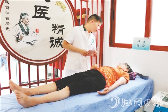 市民在鶴山市中醫(yī)院桂林社區(qū)中醫(yī)館接受治療。鶴山市中醫(yī)院桂林社區(qū)中醫(yī)館