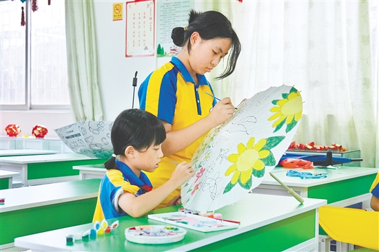 桃源鎮(zhèn)桃源小學推進“勞動+美術”跨學科融合，開設繪傘特色勞動課程，讓學生在實踐中了解美、認識美和創(chuàng)造美。