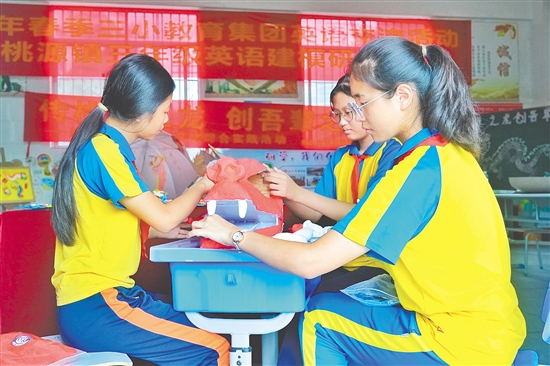 桃源鎮(zhèn)桃源小學學生利用黏土、紙板等多種材料，動手制作各類非遺“龍”主題手工藝品。