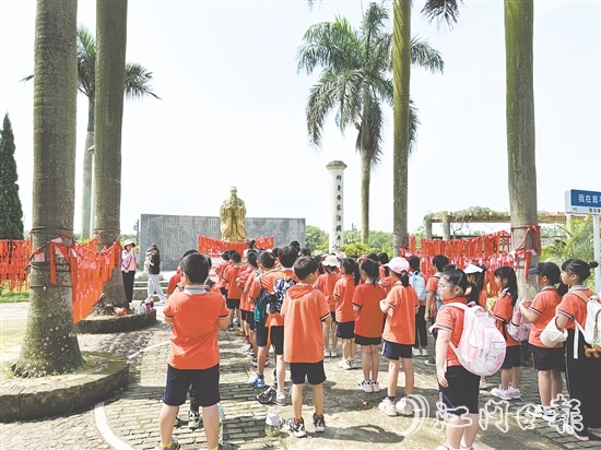 恩平歇馬學(xué)院以研學(xué)教育為核心紐帶，構(gòu)建“文化傳承為魂、教育實(shí)踐為基、產(chǎn)業(yè)融合為體、新媒體傳播為翼”的全鏈條發(fā)展模式，打造鄉(xiāng)村文化研學(xué)高地。