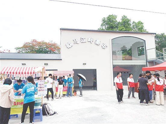 恩平歇馬學(xué)院聯(lián)合五邑大學(xué)團(tuán)隊(duì)，將閑置樓房改造成歇馬江畔集市。