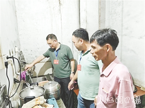 良西鎮(zhèn)人大代表到村民家中了解情況，查看已經(jīng)安裝好的自來水。