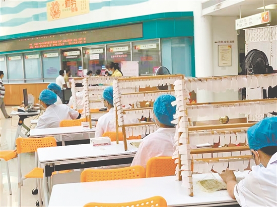三伏貼受到市民青睞。