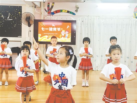 恩平市江洲幼兒園的孩子們唱出對祖國的深情祝福。
