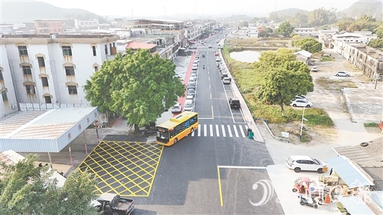 金雞鎮(zhèn)開展銀龍路升級(jí)改造工程，基礎(chǔ)設(shè)施不斷提檔升級(jí)。