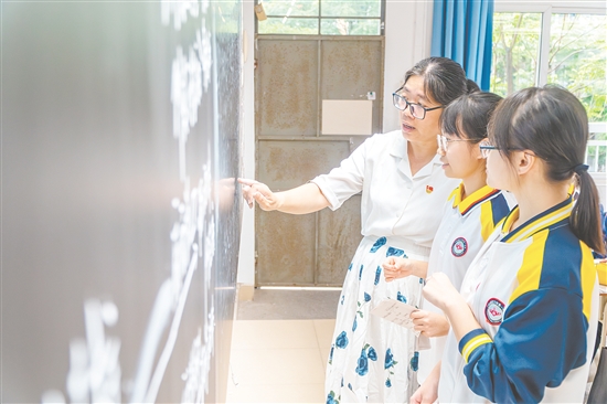 一下課，同學(xué)們就向老師請教。
