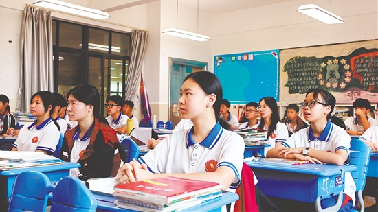 學(xué)生在課堂上認(rèn)真聽(tīng)課。