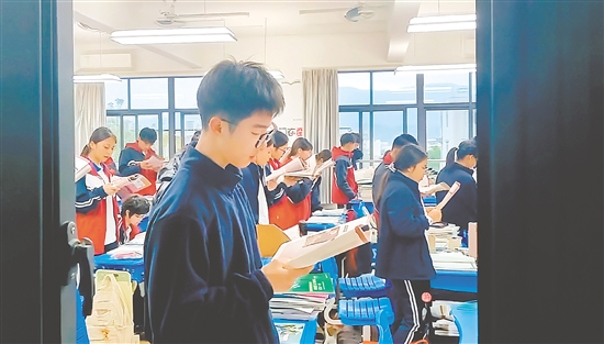 學(xué)生們?cè)谠缱x。