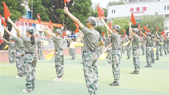 國(guó)防班學(xué)生進(jìn)行訓(xùn)練。