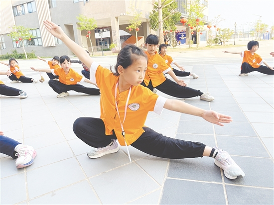 在武術(shù)隊訓(xùn)練場，少年們目光如炬，馬步扎實，出拳帶風(fēng)。