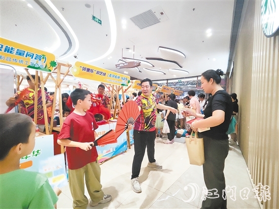 活動現(xiàn)場，不少市民體驗(yàn)傳統(tǒng)文化魅力。
