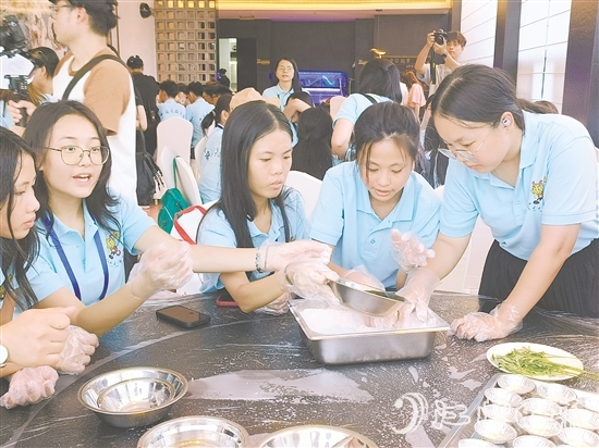 營員們制作艾糍美食，感受僑鄉(xiāng)民俗風情。