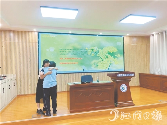 在手語朗讀環(huán)節(jié)，黃曉聰引導(dǎo)學(xué)生重構(gòu)對過往經(jīng)歷的認(rèn)知，許多學(xué)生主動用“我想抱抱你”表達(dá)情感。