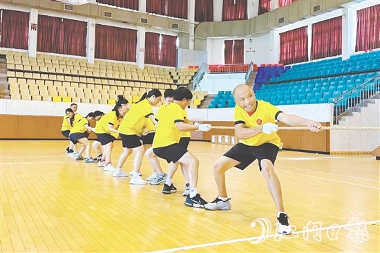 職工在賽場上感受團(tuán)隊(duì)協(xié)作帶來的樂趣。