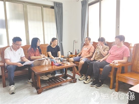 林婉君（左二）和同事們定期深入各村（社區(qū)），與村干部圍坐交流。