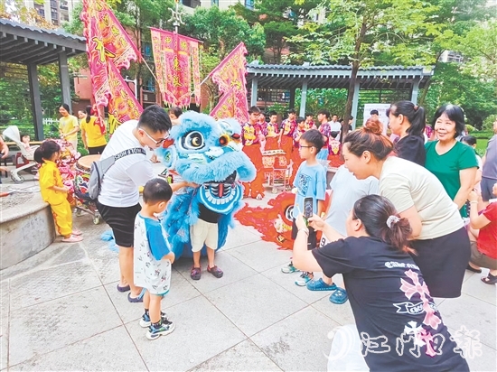 非遺在社區(qū)土壤中煥發(fā)新彩，悄然增強(qiáng)市民對(duì)文化根脈的認(rèn)同感與熱愛之情。
