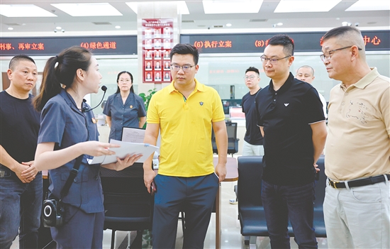 企業(yè)代表參觀了解法院便民服務(wù)舉措、破解執(zhí)行難、涉僑多元解紛等工作中的創(chuàng)新模式和特色經(jīng)驗(yàn)。