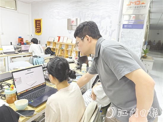 五邑大學(xué)藝術(shù)與設(shè)計(jì)學(xué)院學(xué)生在學(xué)習(xí)3D打印技術(shù)。