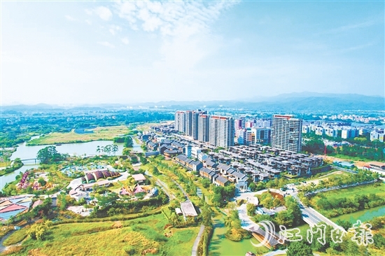古勞鎮(zhèn)雙橋村將約43公頃（645畝）耕地及魚(yú)塘對(duì)接華僑城古勞水鄉(xiāng)景區(qū)發(fā)展魚(yú)耕農(nóng)旅項(xiàng)目，每年村、組兩級(jí)收入達(dá)225萬(wàn)元。圖為古勞水鄉(xiāng)景區(qū)。