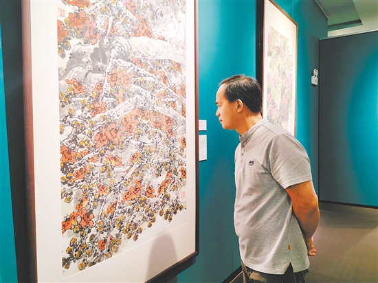 嶺南名家近300件（套）精品力作在江門展出，吸引美術(shù)愛好者前來參觀。
