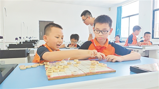 在社團(tuán)活動(dòng)中，教師給予學(xué)生更多練習(xí)時(shí)間，鼓勵(lì)學(xué)生在對(duì)局中嘗試舉一反三。
