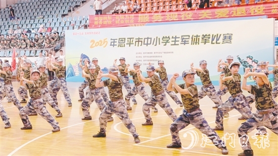 各參賽隊(duì)伍身著統(tǒng)一服裝，列隊(duì)整齊，口號(hào)響亮，一招一式剛勁有力。